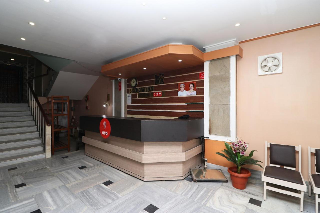 Vaccinated Staff - Capital O 7933 Hotel Trimurty International Guwahati Exterior foto