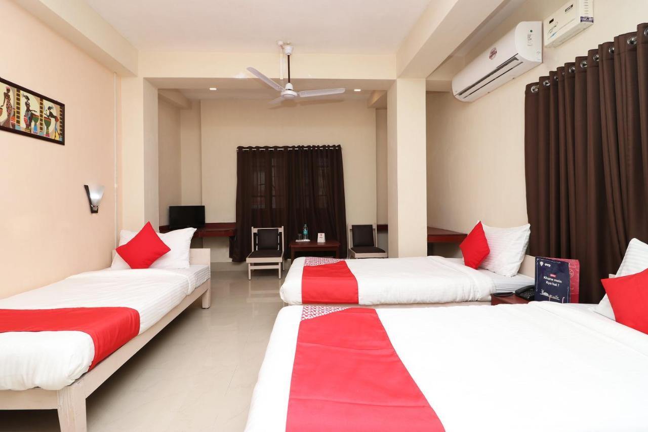 Vaccinated Staff - Capital O 7933 Hotel Trimurty International Guwahati Exterior foto