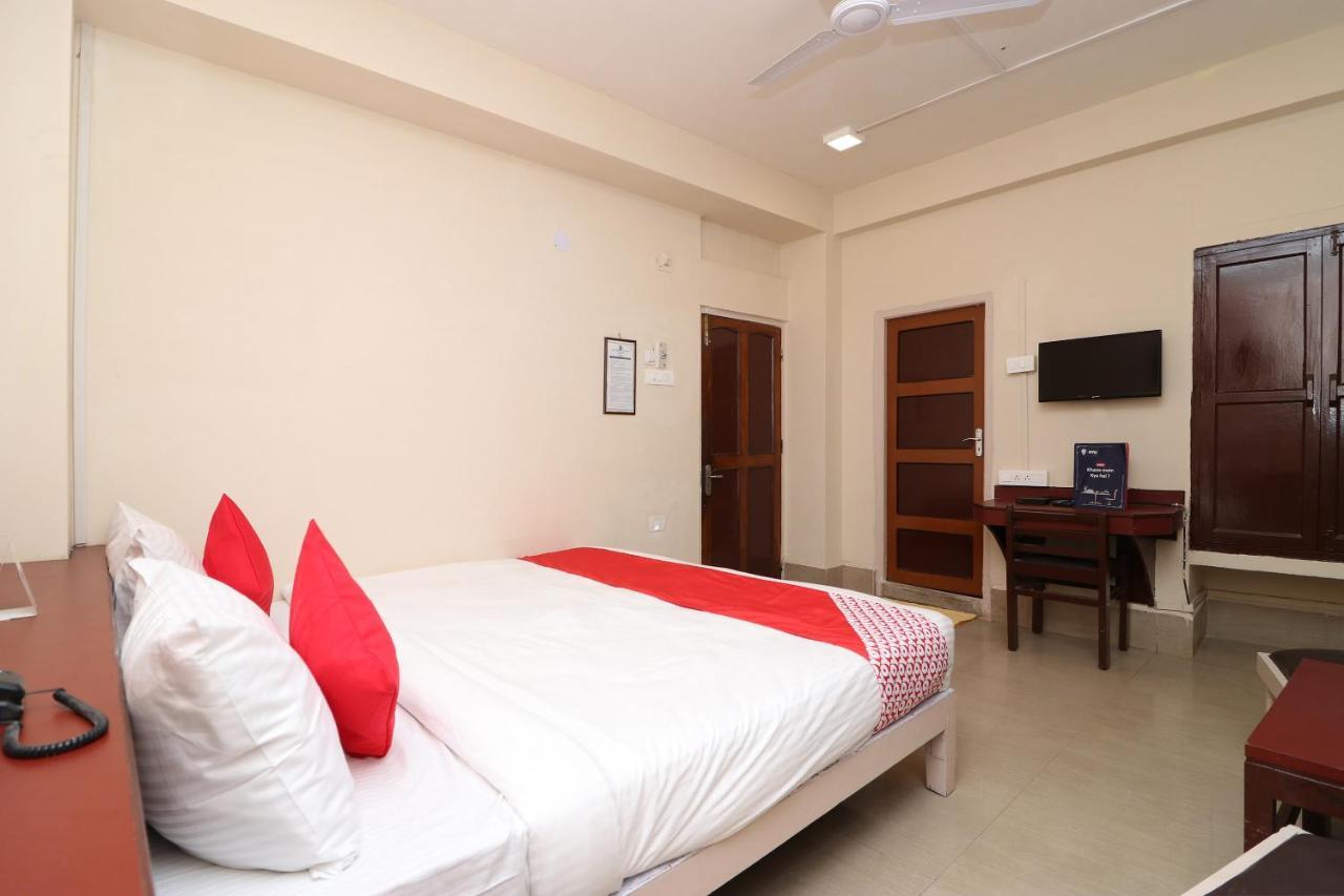 Vaccinated Staff - Capital O 7933 Hotel Trimurty International Guwahati Exterior foto